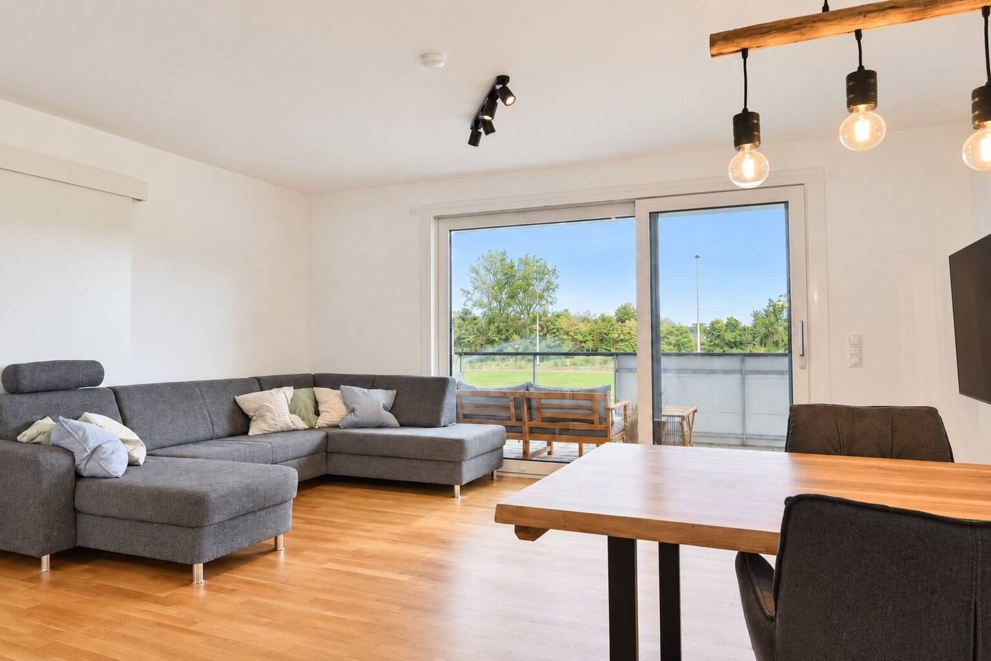 Exclusive living at the foot of the Bisamberg – spacious 4-room condominium with pool and wellness