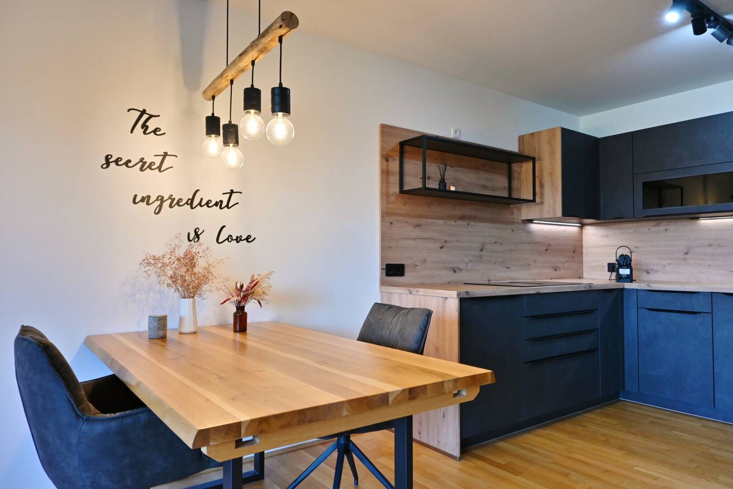 Exclusive living at the foot of the Bisamberg – spacious 4-room condominium with pool and wellness