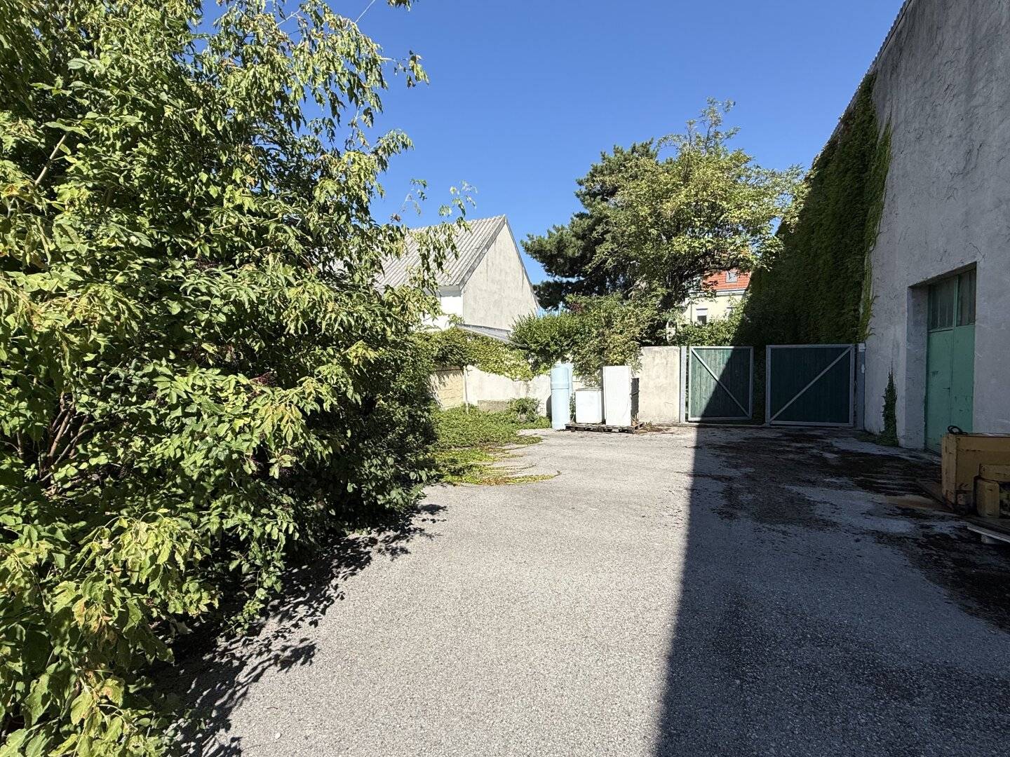 Warehouse with development potential, plot in mixed-use zoning