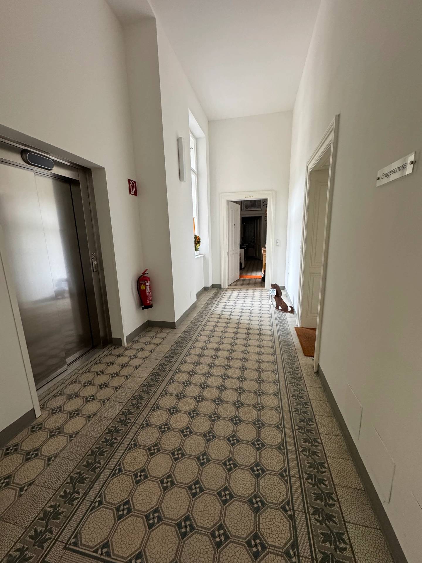 Wohnung with lift and generous ceiling height
