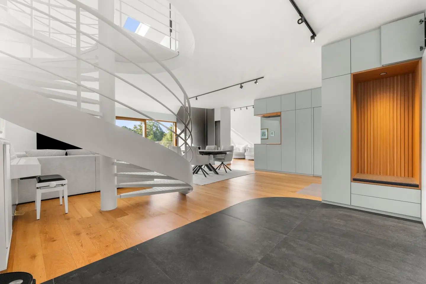 Attic loft apartment on the top floor with spacious terrace in a green oasis