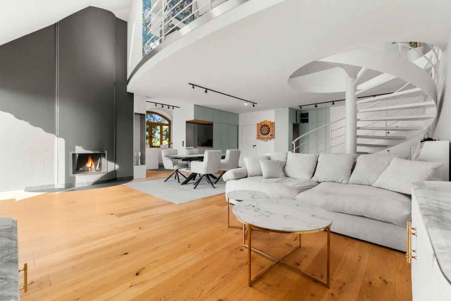 Attic loft apartment on the top floor with spacious terrace in a green oasis