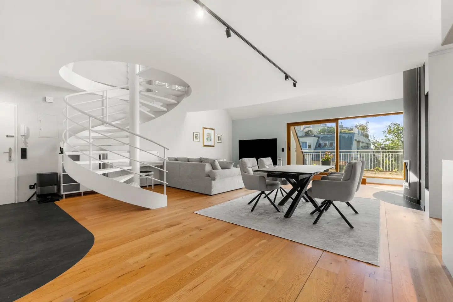 Attic loft apartment on the top floor with spacious terrace in a green oasis