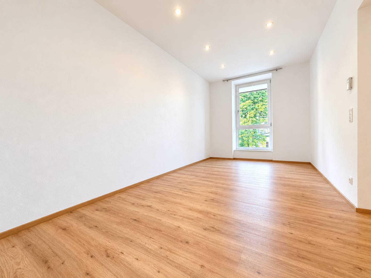 Helle Altbauwohnung in Saggen frisch saniert teilmöbliert
