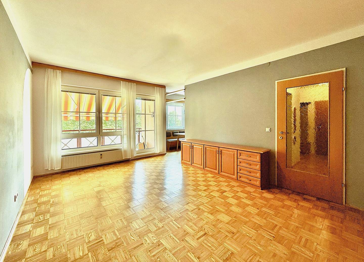 WOHNEN mit WEITBLICK | 2 Zimmer | ca. 55 m² WFL | Loggia | 2. Liftstock | PKW-Stellplatz