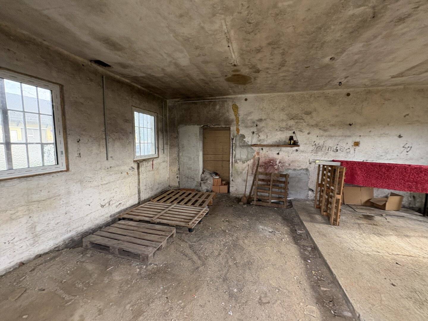 COMING SOON! Sanierungsbedürftiges Einfamilienhaus mit XXL-Garagen / Werkstätte / Lagerflächen Römerstraße /Haibach ob der Donau Bieterverfahren Startpreis: 150.000, -