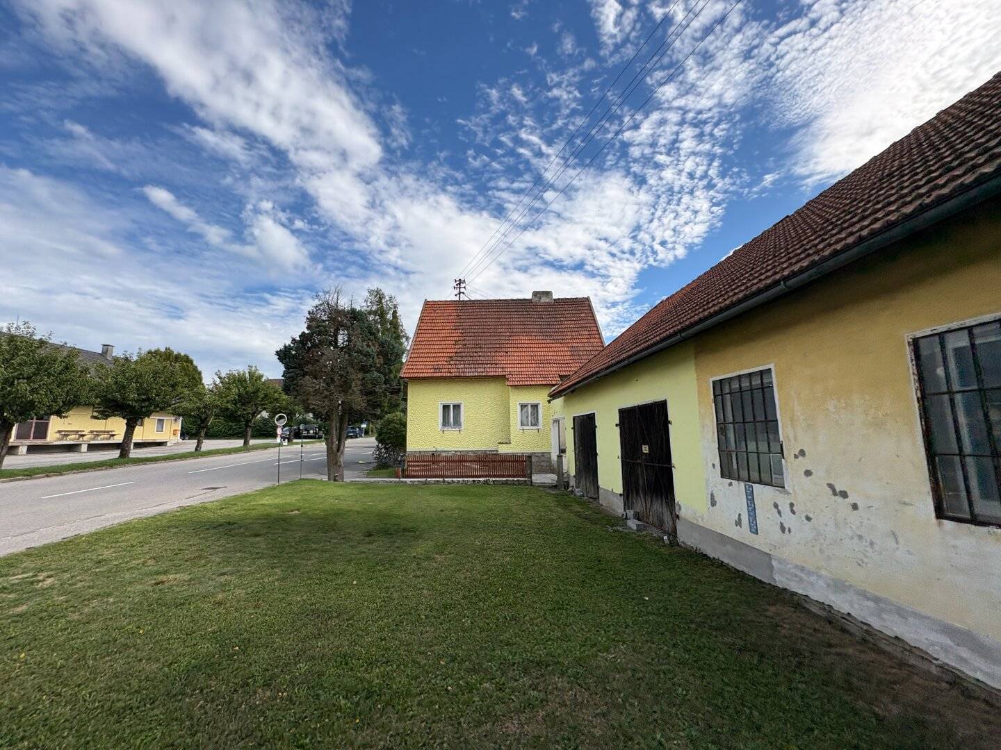 COMING SOON! Sanierungsbedürftiges Einfamilienhaus mit XXL-Garagen / Werkstätte / Lagerflächen Römerstraße /Haibach ob der Donau Bieterverfahren Startpreis: 150.000, -