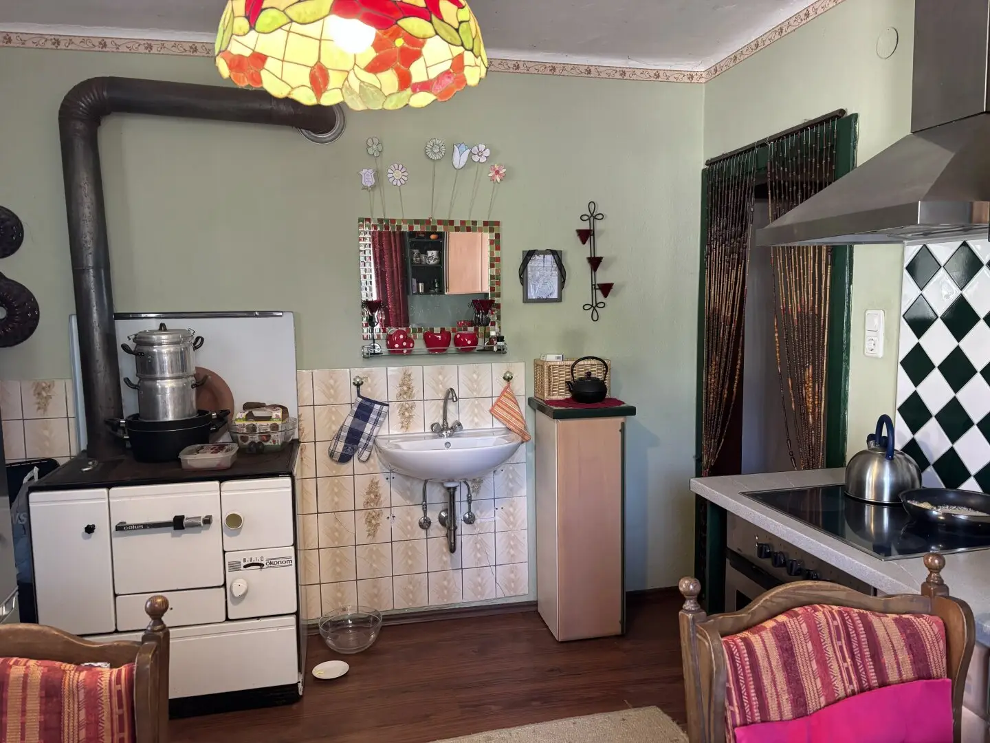COMING SOON! Single-family house in need of renovation with XXL garages, workshop and storage areas Römerstraße Haibach ob der Donau Bidding procedure Start price: 150.000 ,-