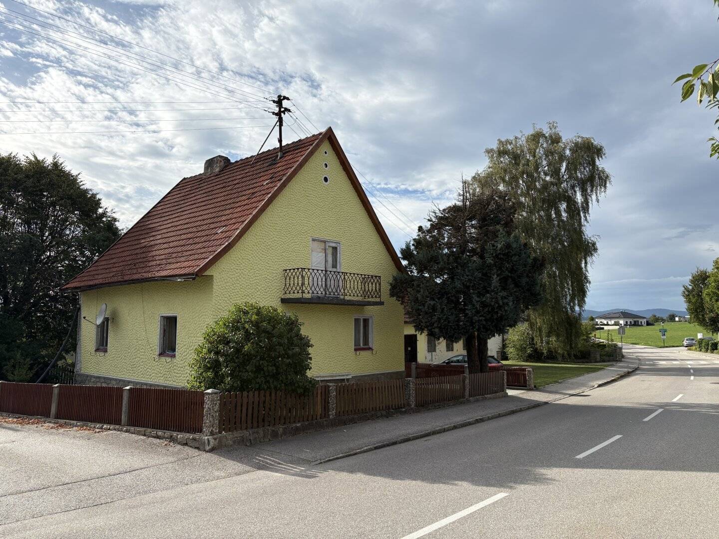 COMING SOON! Sanierungsbedürftiges Einfamilienhaus mit XXL-Garagen / Werkstätte / Lagerflächen Römerstraße /Haibach ob der Donau Bieterverfahren Startpreis: 150.000, -