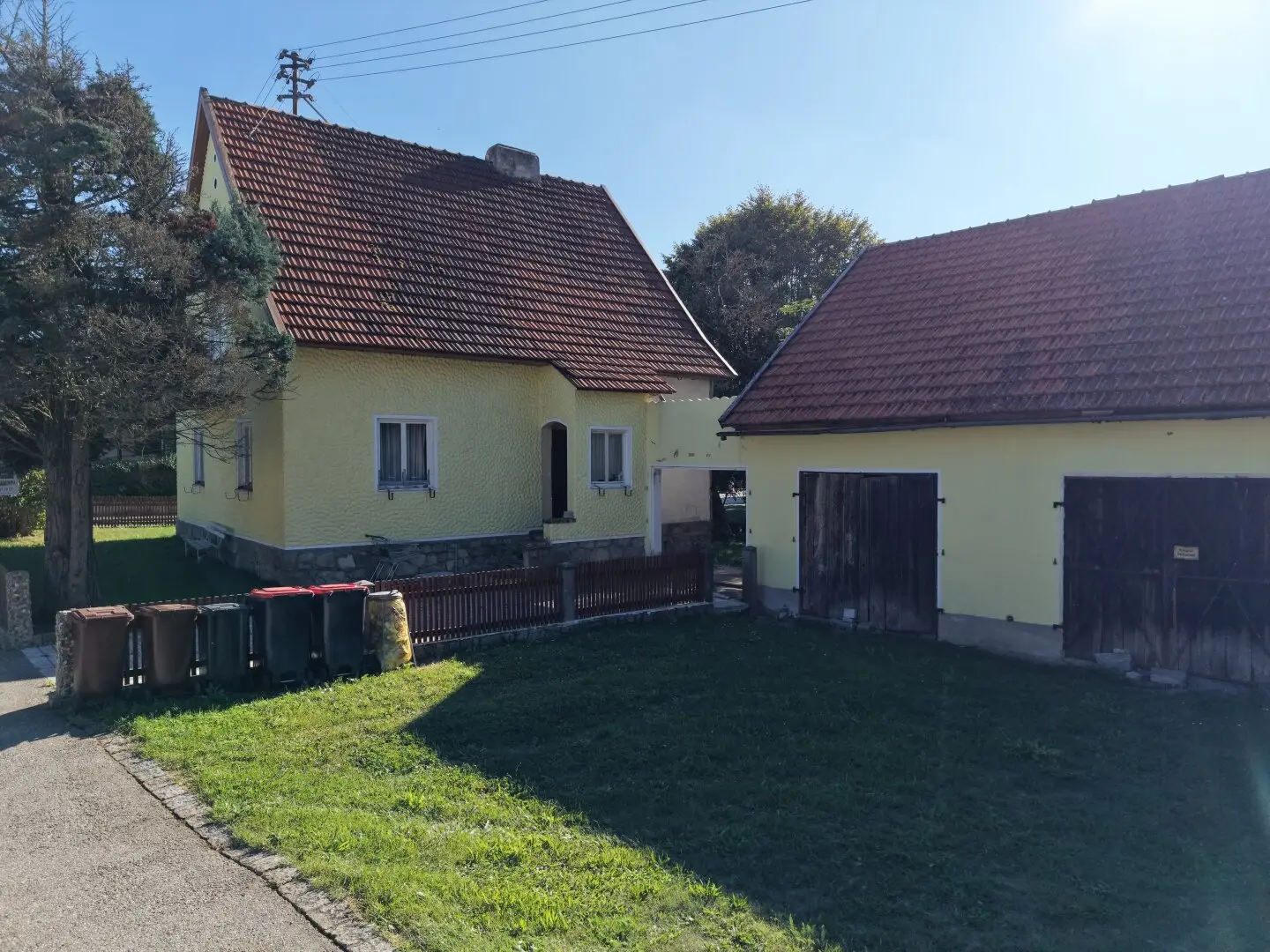 COMING SOON! Single-family house in need of renovation with XXL garages, workshop and storage areas Römerstraße Haibach ob der Donau Bidding procedure Start price: 150.000 ,-