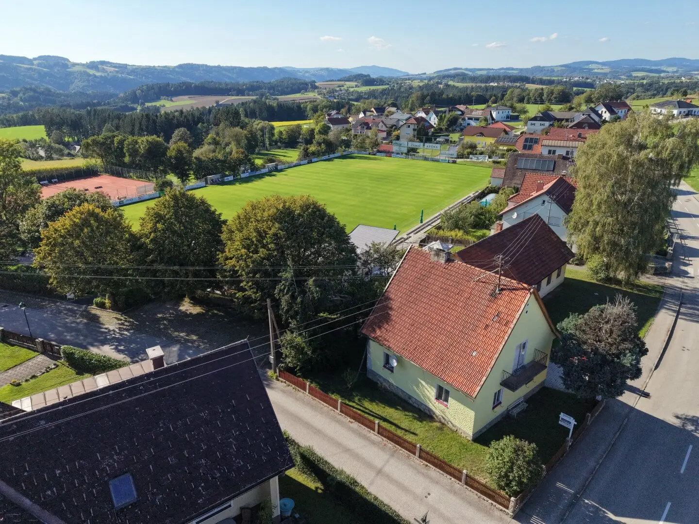 COMING SOON! Single-family house in need of renovation with XXL garages, workshop and storage areas Römerstraße Haibach ob der Donau Bidding procedure Start price: 150.000 ,-