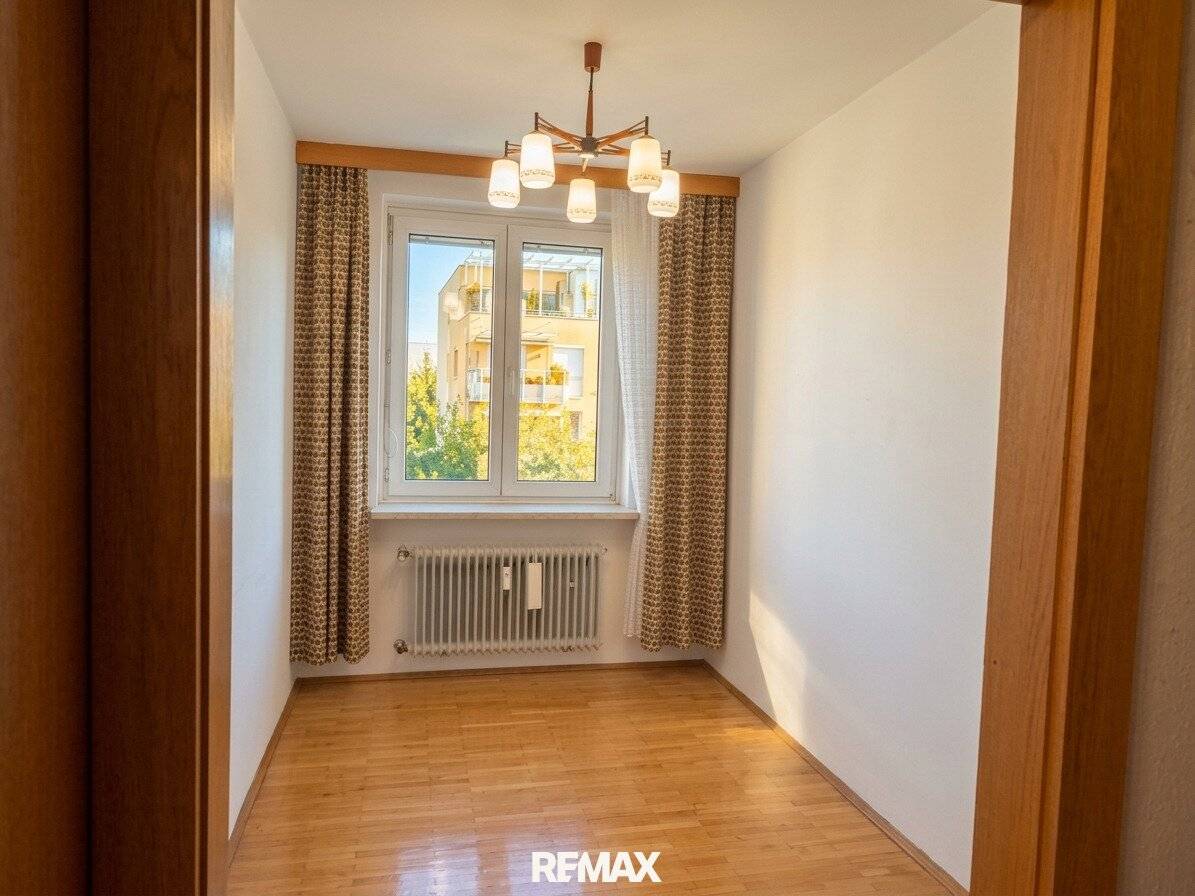 Spacious 4.5-room apartment in need of renovation with loggia in prime location in St. Martin