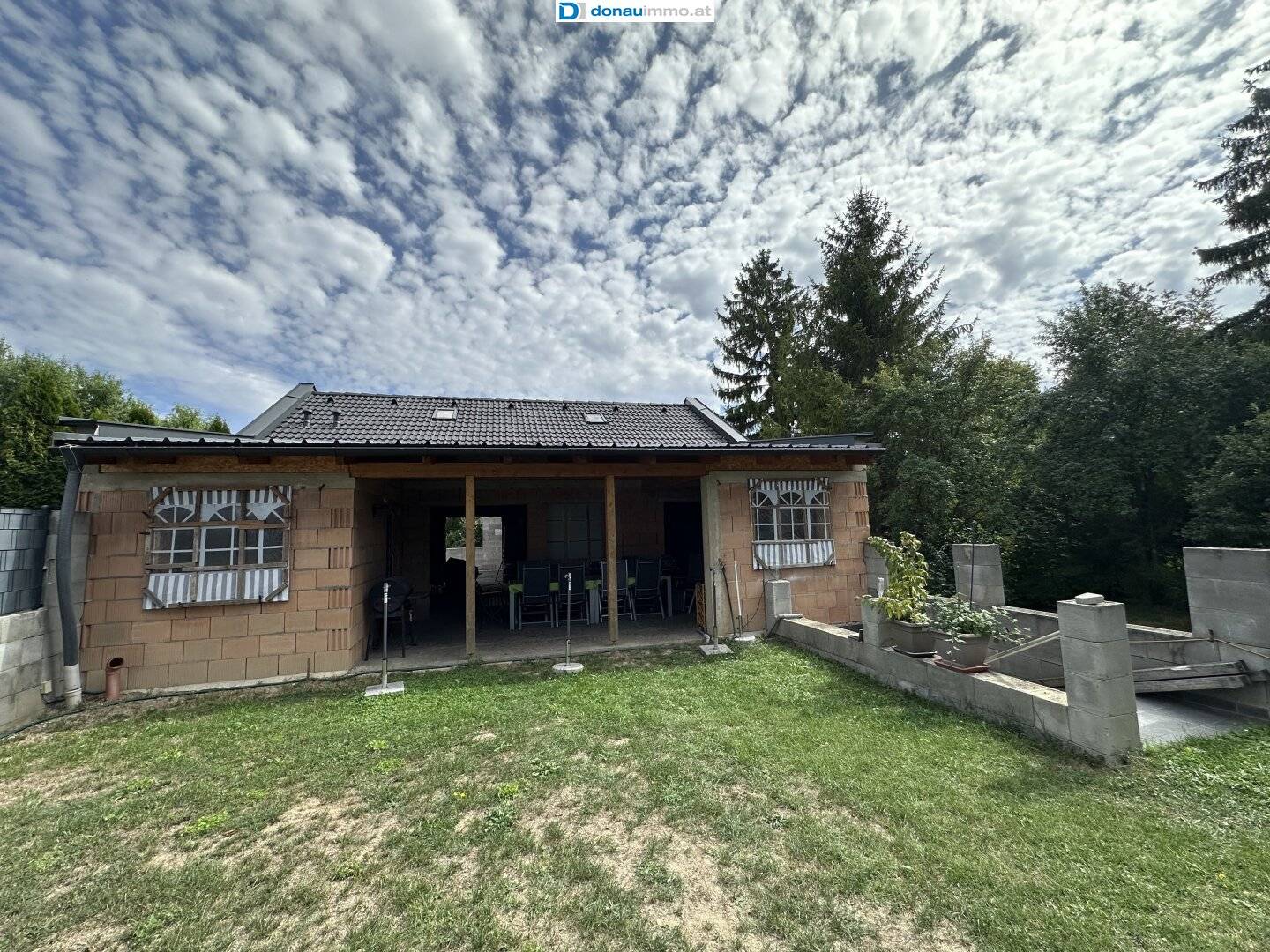 2123 Hautzendorf Traumgrundstück mitten im Ort mit Bungalow im Rohbau