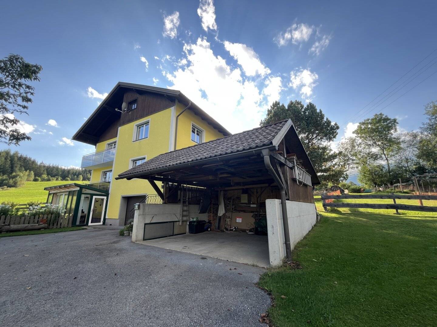 Well maintained residential house with generous plot, winter garden, double carport and modern building services