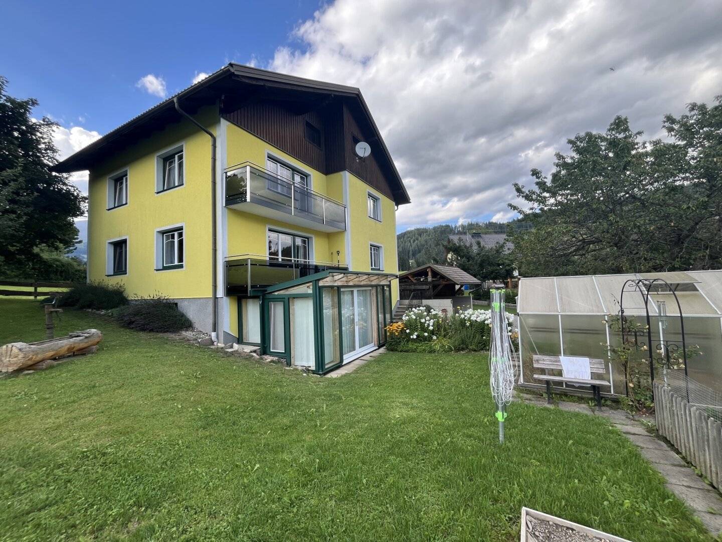 Well maintained residential house with generous plot, winter garden, double carport and modern building services
