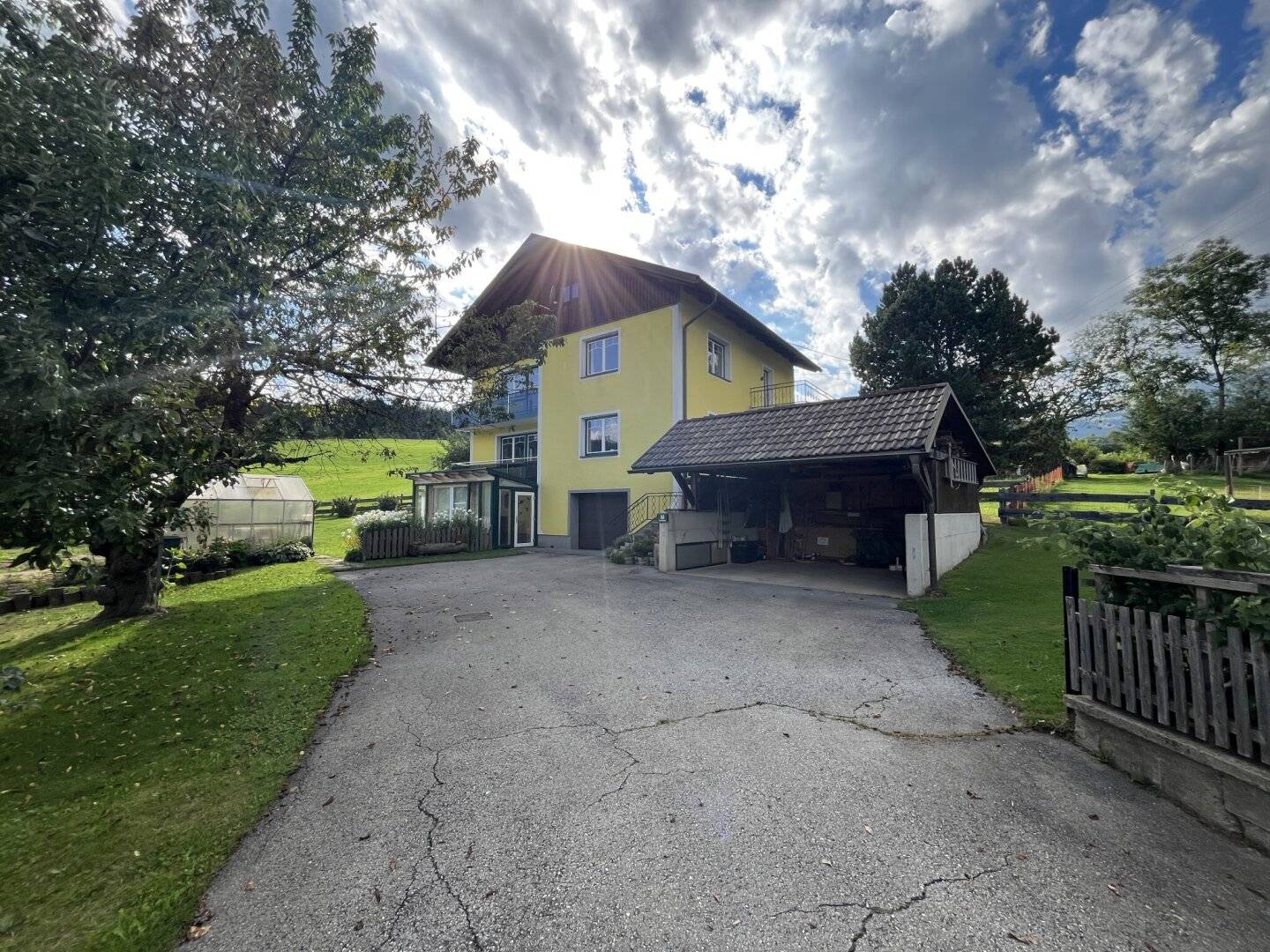 Well maintained residential house with generous plot, winter garden, double carport and modern building services