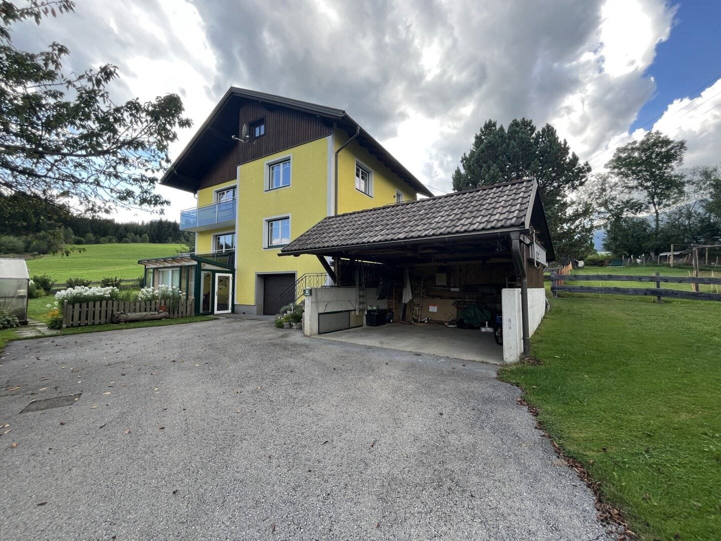 Well maintained residential house with generous plot, winter garden, double carport and modern building services