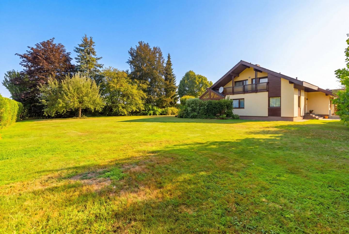 Pichling: Großzügiges Wohnhaus mit ca. 149 m² Wohnfläche inkl. Wintergarten, Wellnessbereich &amp; weitläufiger Gartenanlage