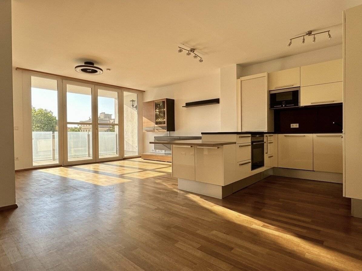 Sonnige 4 Zimmer Wohnung - 2 Badezimmer - Loggia mit Fernblick - Garagenplatz!