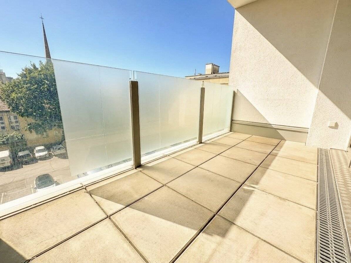 Sonnige 4 Zimmer Wohnung - 2 Badezimmer - Loggia mit Fernblick - Garagenplatz!