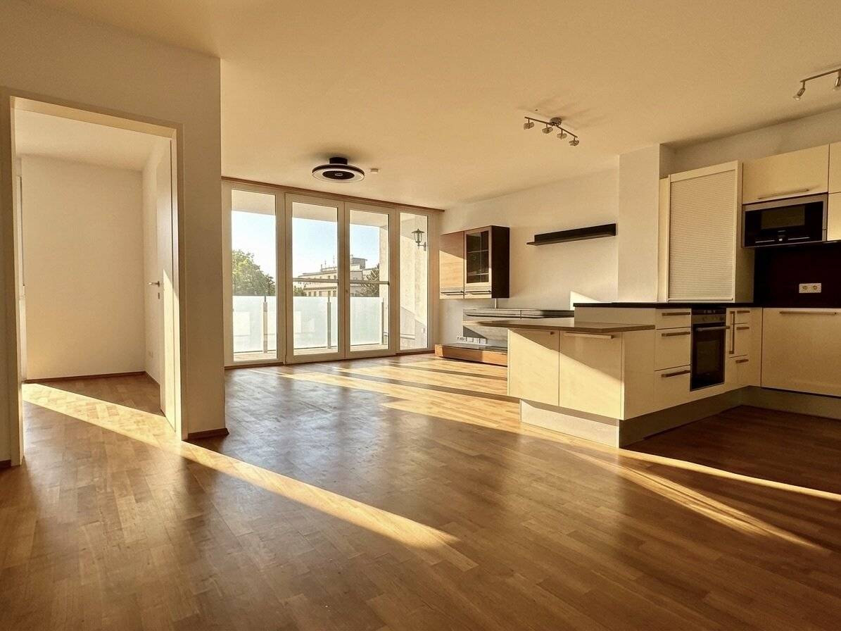 Sonnige 4 Zimmer Wohnung - 2 Badezimmer - Loggia mit Fernblick - Garagenplatz!