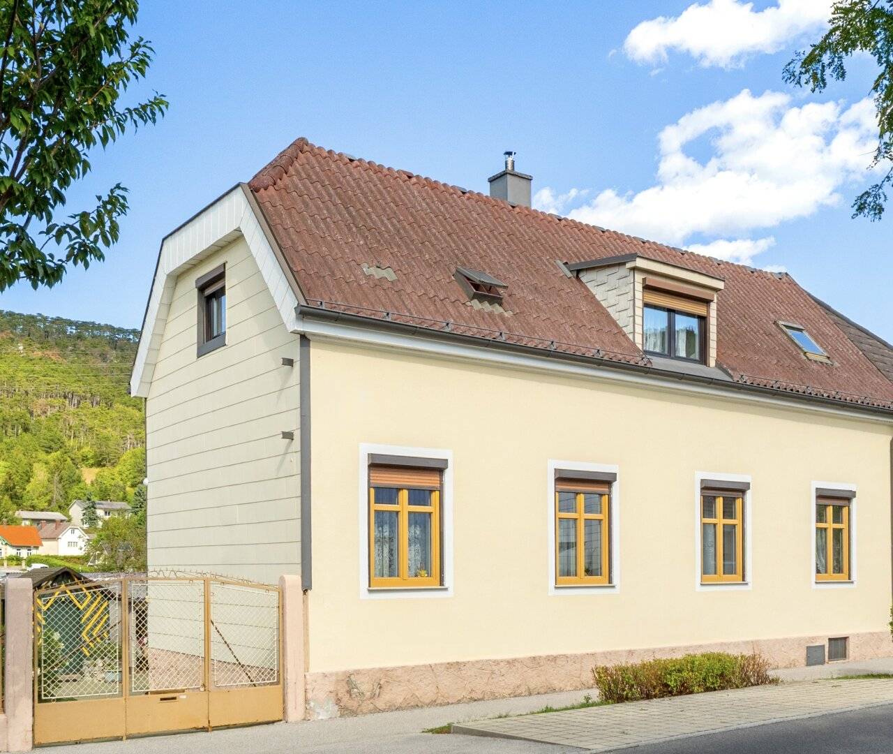 Gepflegtes Einfamilienhaus mit großem Garten & Dachterrasse