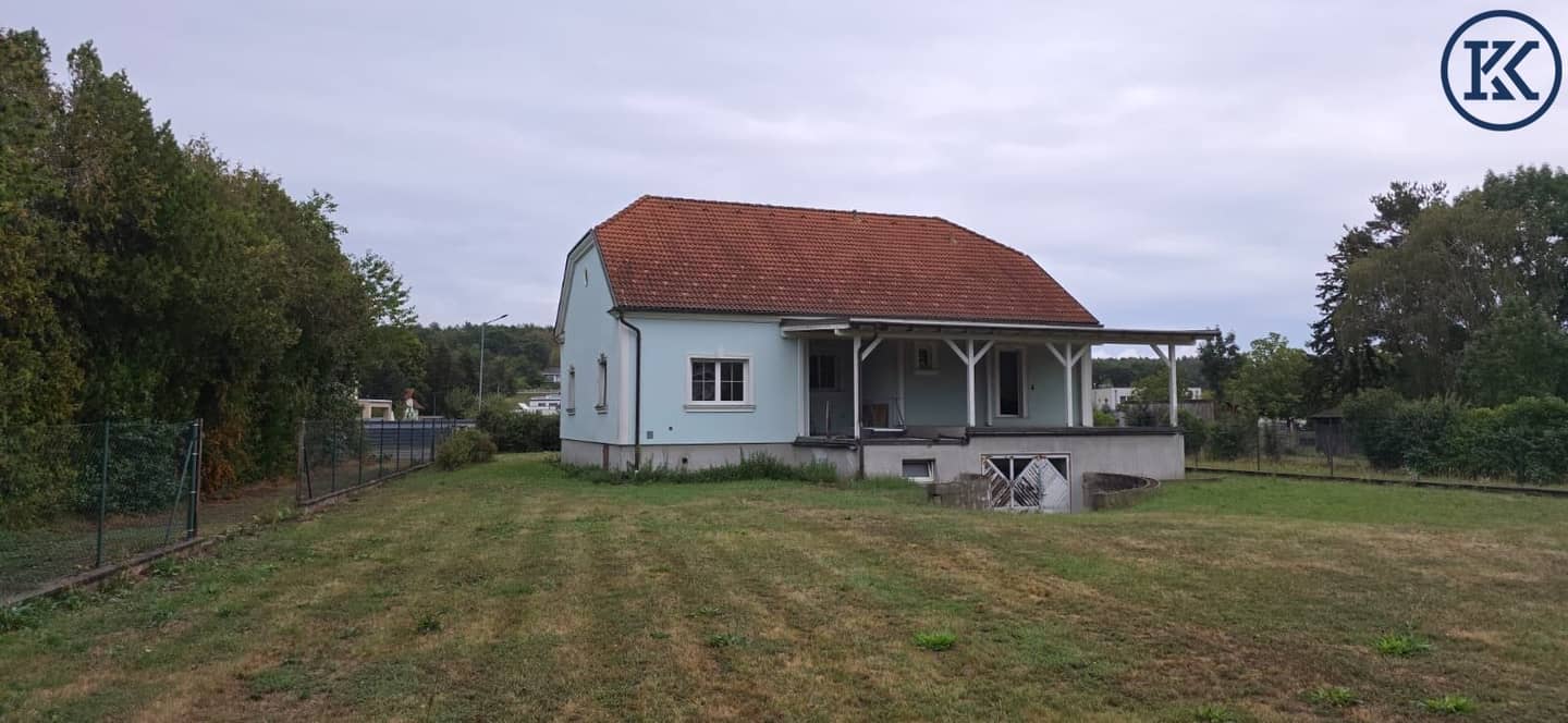 Dream plot of 2.345 m²: Spacious single-family house in Neutal with much potential and character