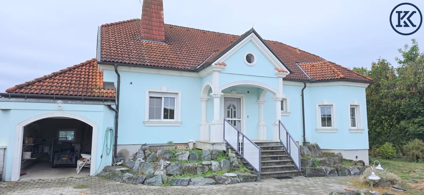 Dream plot of 2.345 m²: Spacious single-family house in Neutal with much potential and character