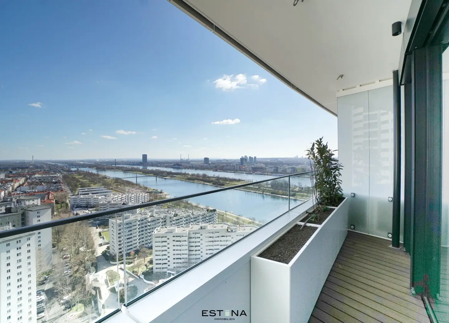 Genießen Sie den Weitblick vom 22. Stock an der Waterfront Wiens mit Doorman und Wellnessbereich