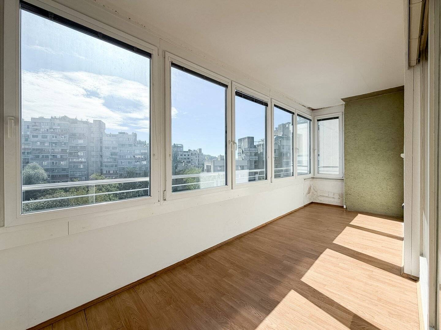 Top opportunity in St. Peter: spacious apartment in need of renovation