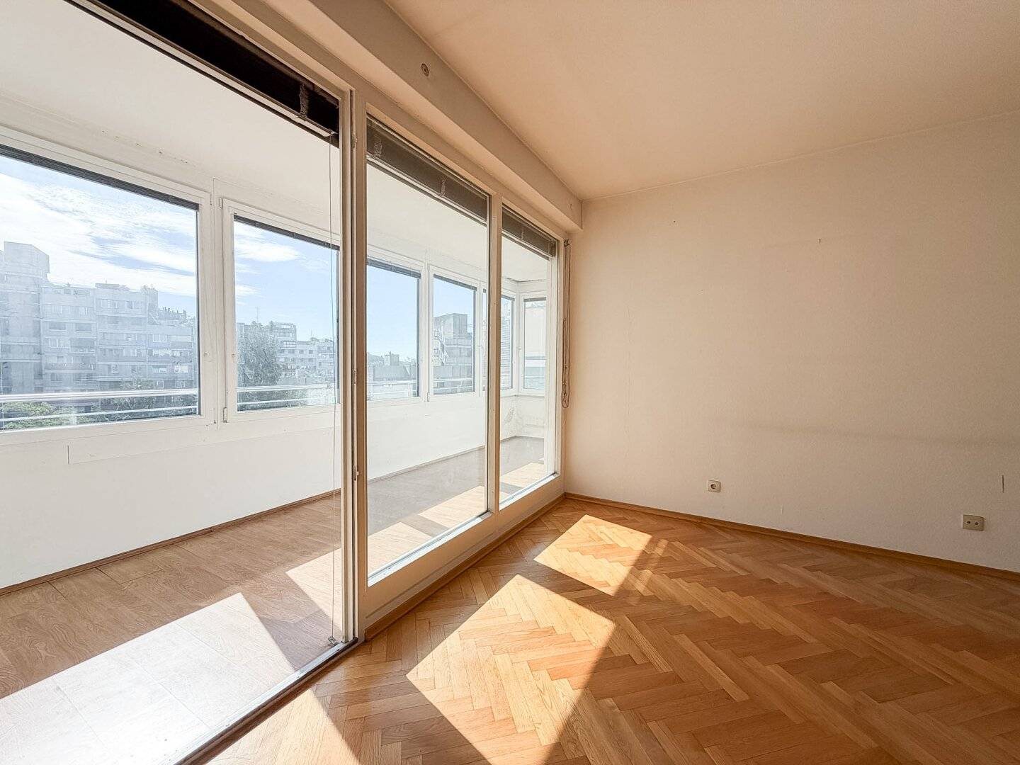 Top opportunity in St. Peter: spacious apartment in need of renovation
