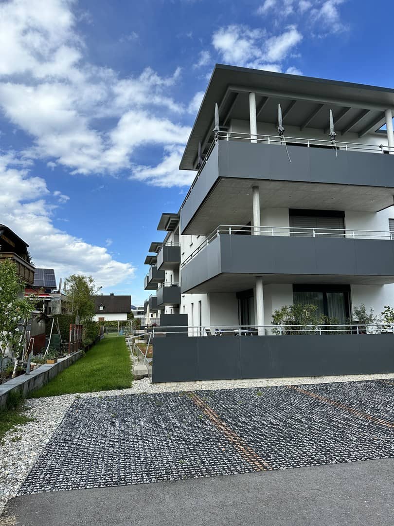 Helle neuwertige Wohnung mit großem Balkon und Aufzug