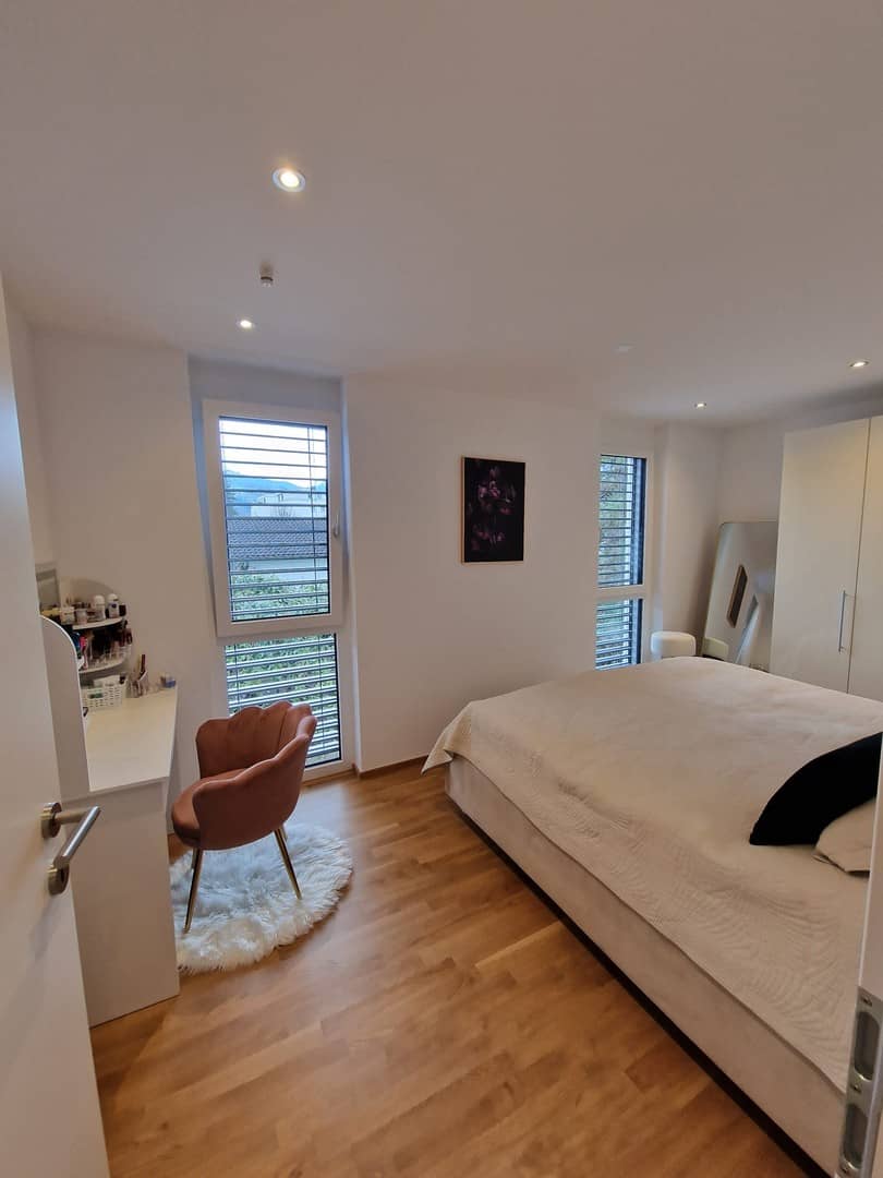 Helle neuwertige Wohnung mit großem Balkon und Aufzug