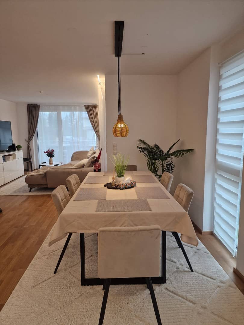 Helle neuwertige Wohnung mit großem Balkon und Aufzug
