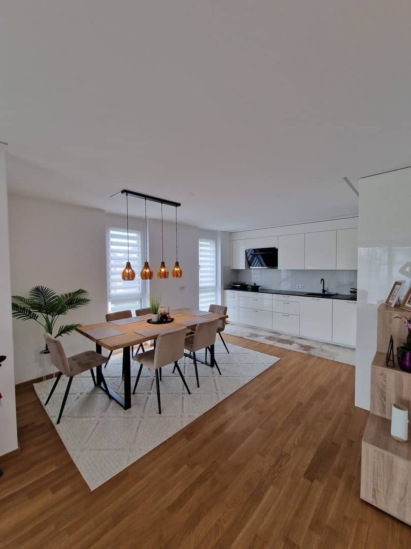 Helle neuwertige Wohnung mit großem Balkon und Aufzug