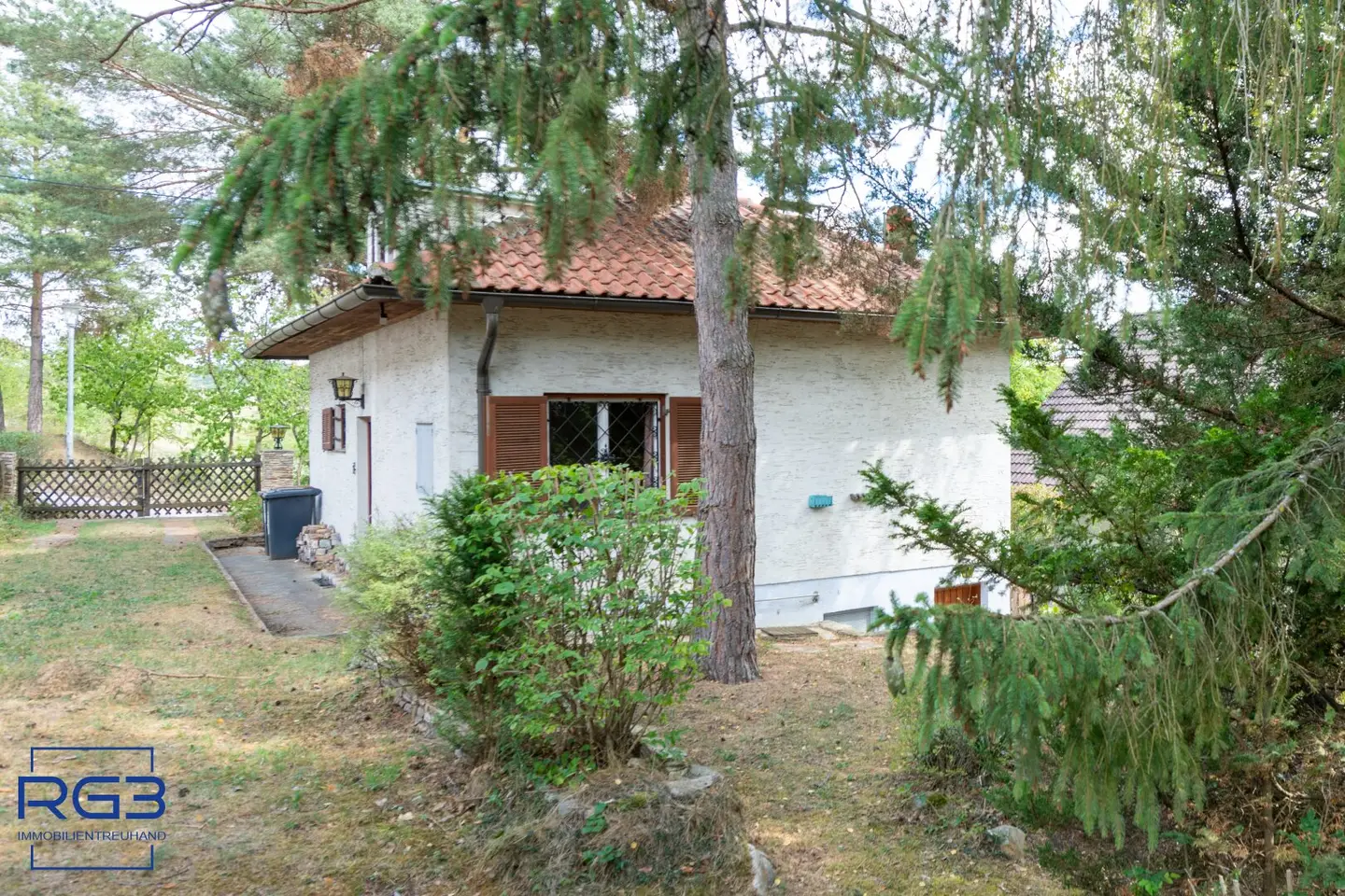 Small house, large plot – 981 m² quiet location in Plank am Kamp