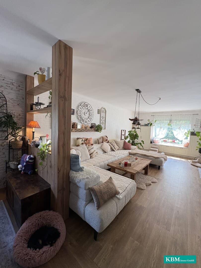 Provisionsfreie Wohnung in einem Zwei-Familienhaus mit Garten und 2 Stellplätzen