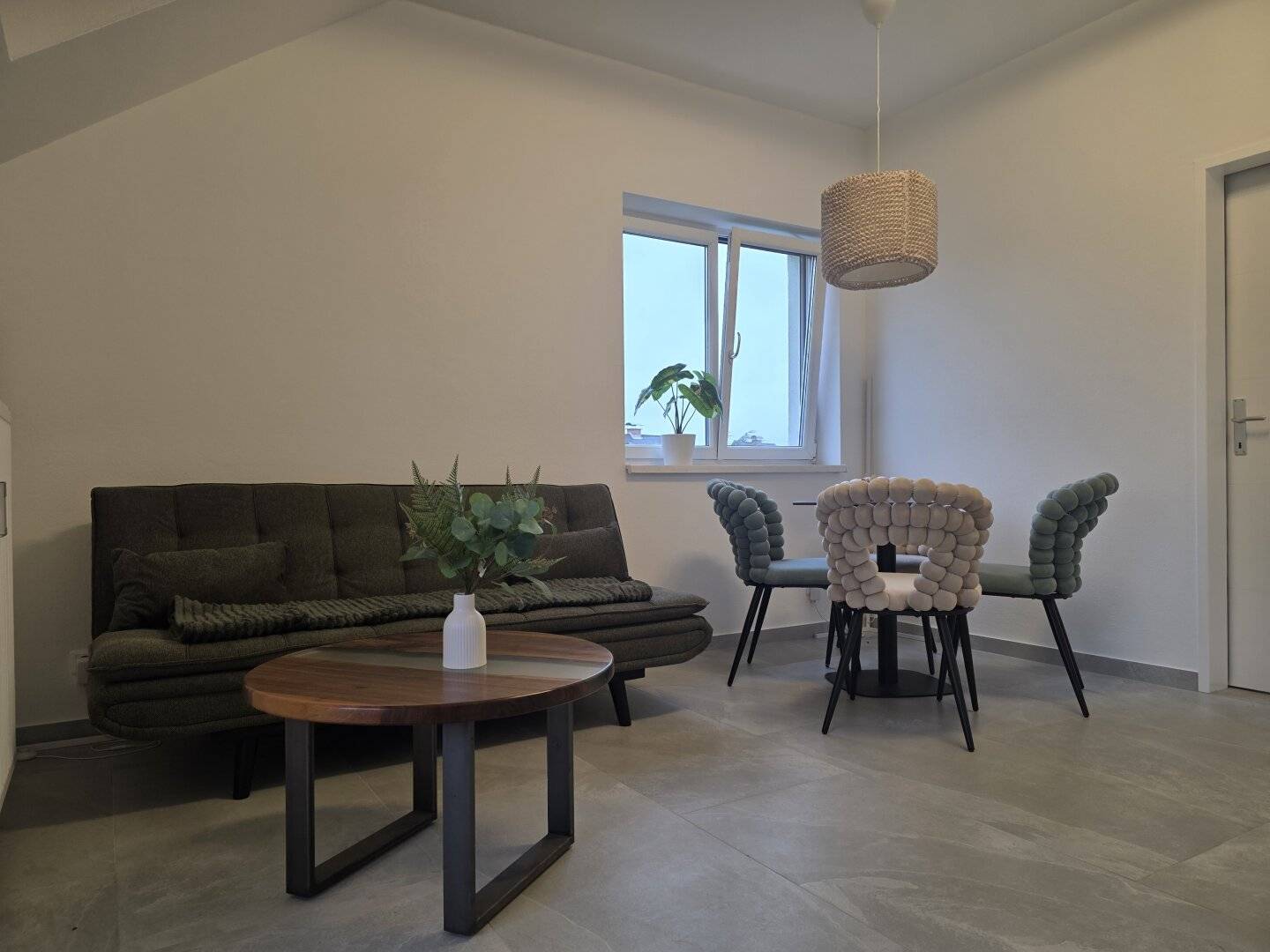 Newly renovated beautiful 46.5 m² attic apartment with balcony and carport