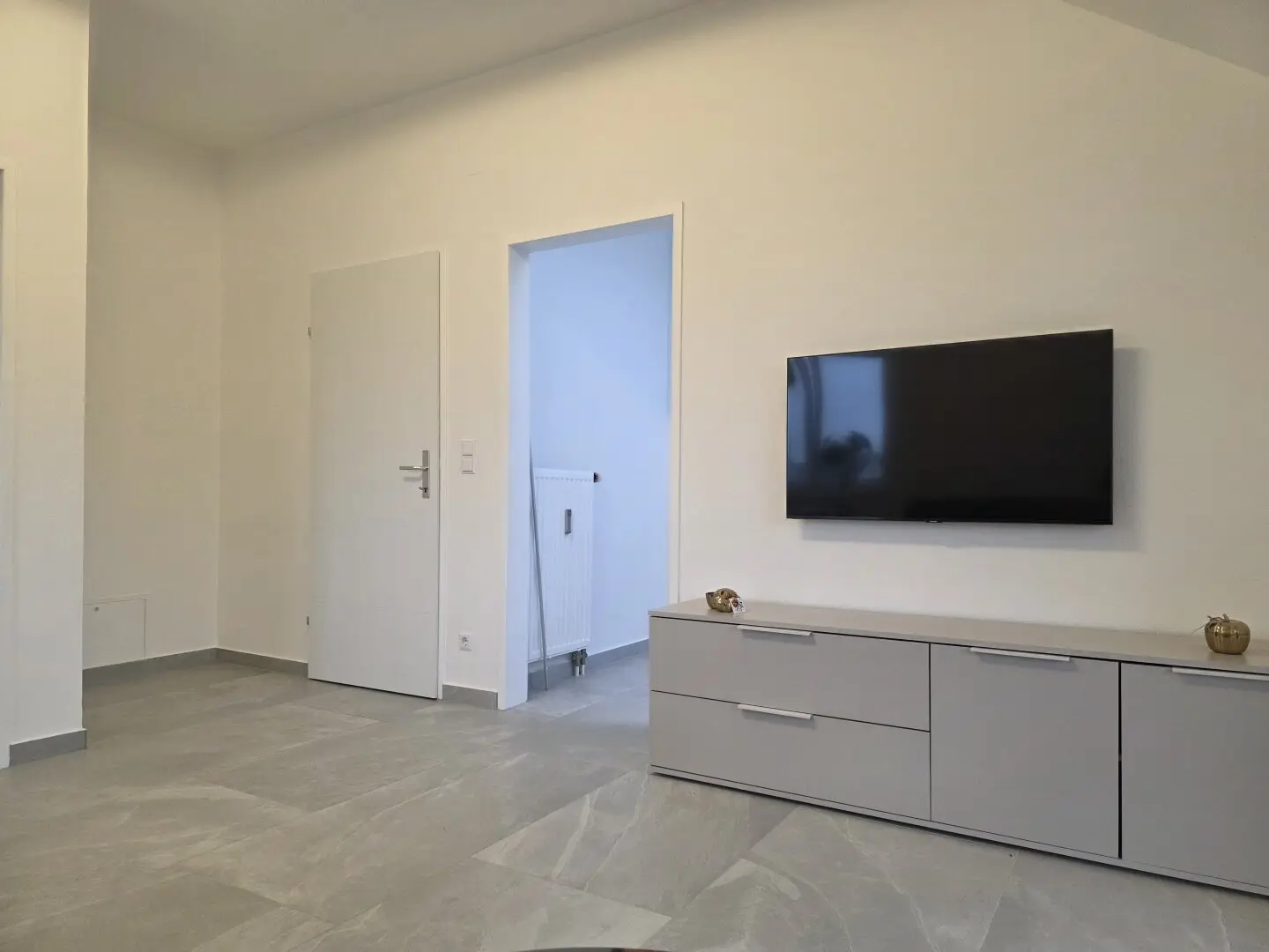 Neu sanierte schöne 46,5 m² Dachgeschosswohnung mit Balkon & Carport