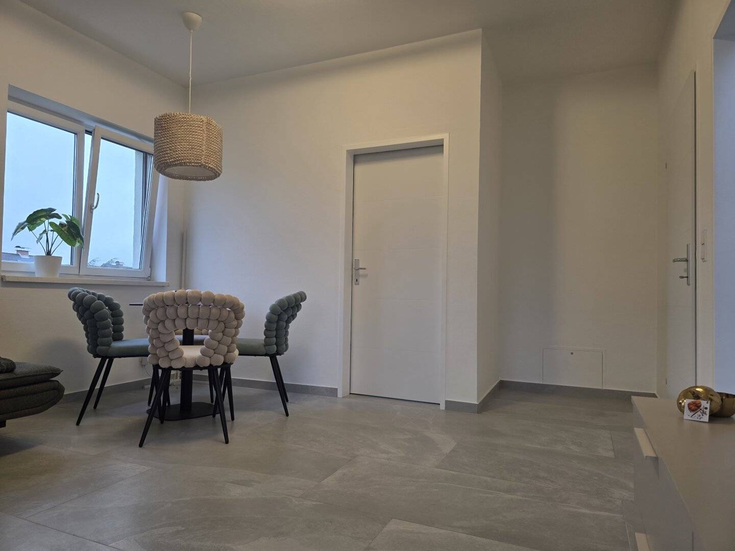Newly renovated beautiful 46.5 m² attic apartment with balcony and carport