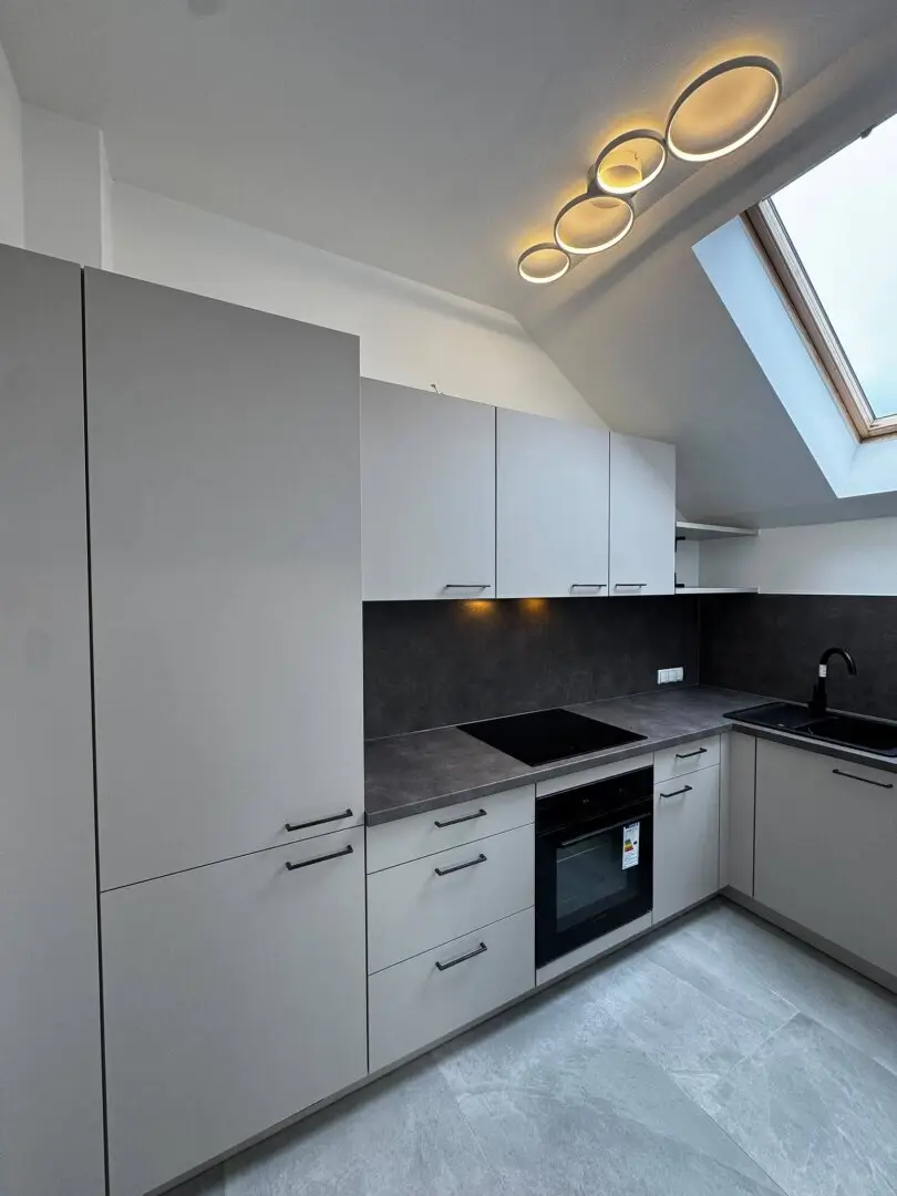 Newly renovated beautiful 46.5 m² attic apartment with balcony and carport