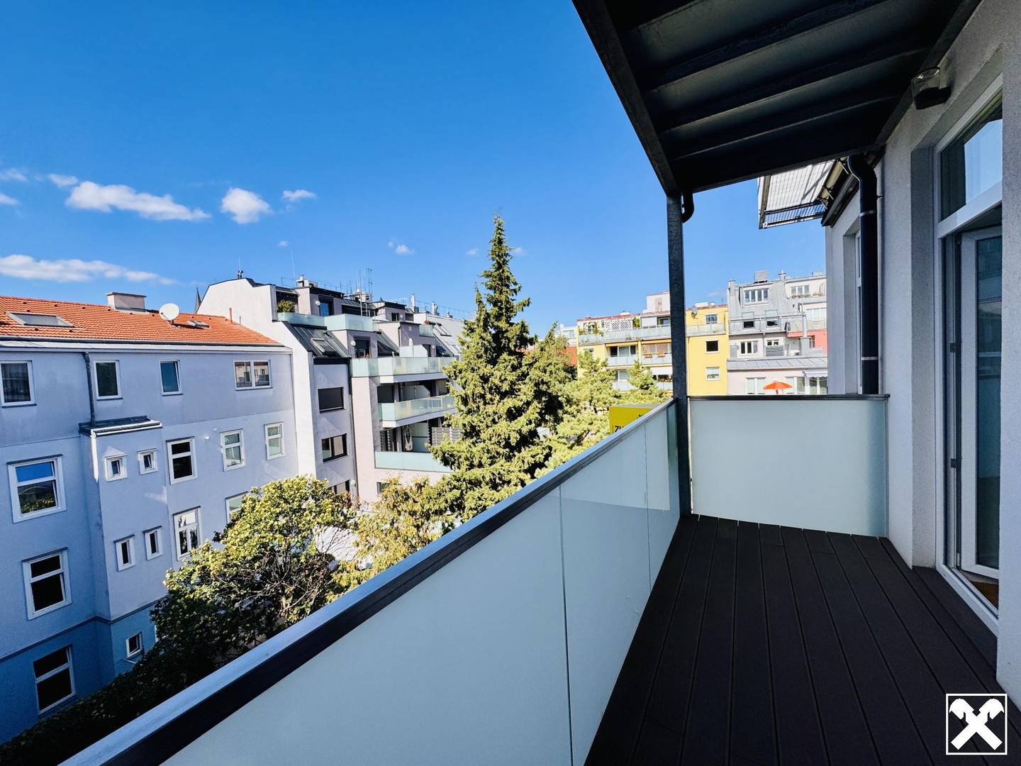 Lichtdurchflutete Wohnung mit großem Balkon und Lift