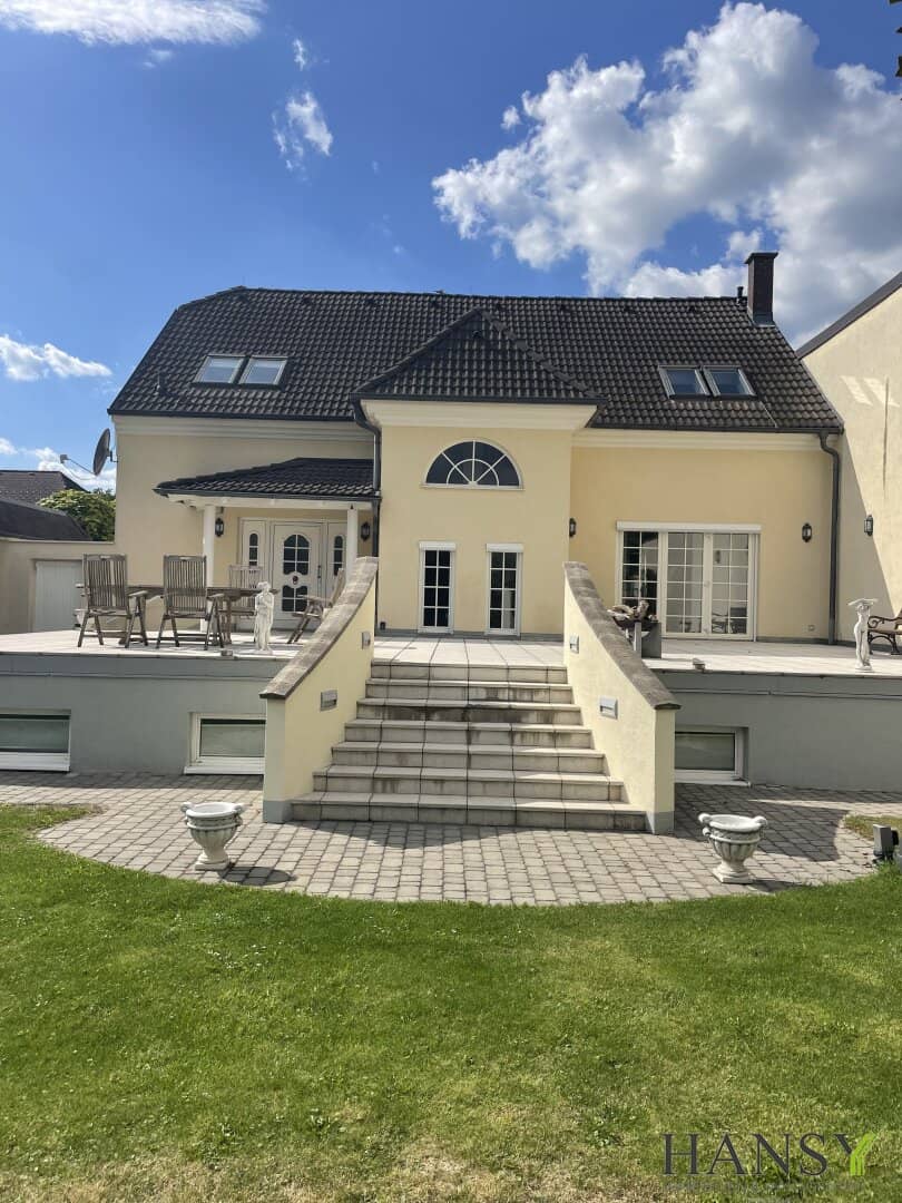Completely modernized villa with garden, terrace &amp; garage