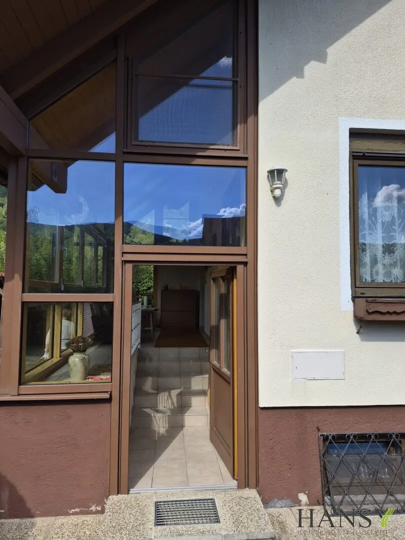 Beautiful country house with dreamy distant view in a quiet location