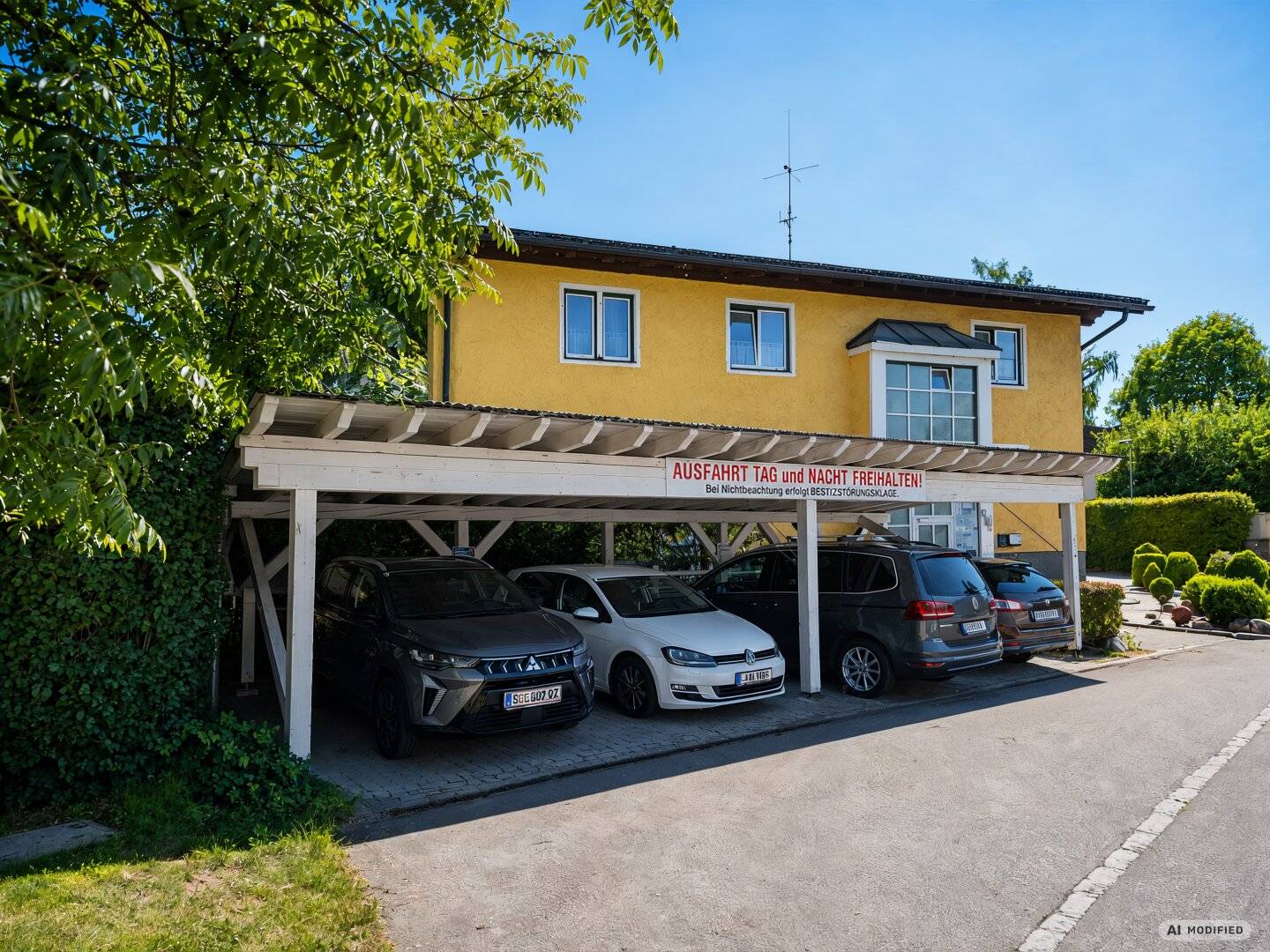 Well-maintained two-family house in Salzburg-Aigen with temporarily leased veterinary practice - purchase price on request