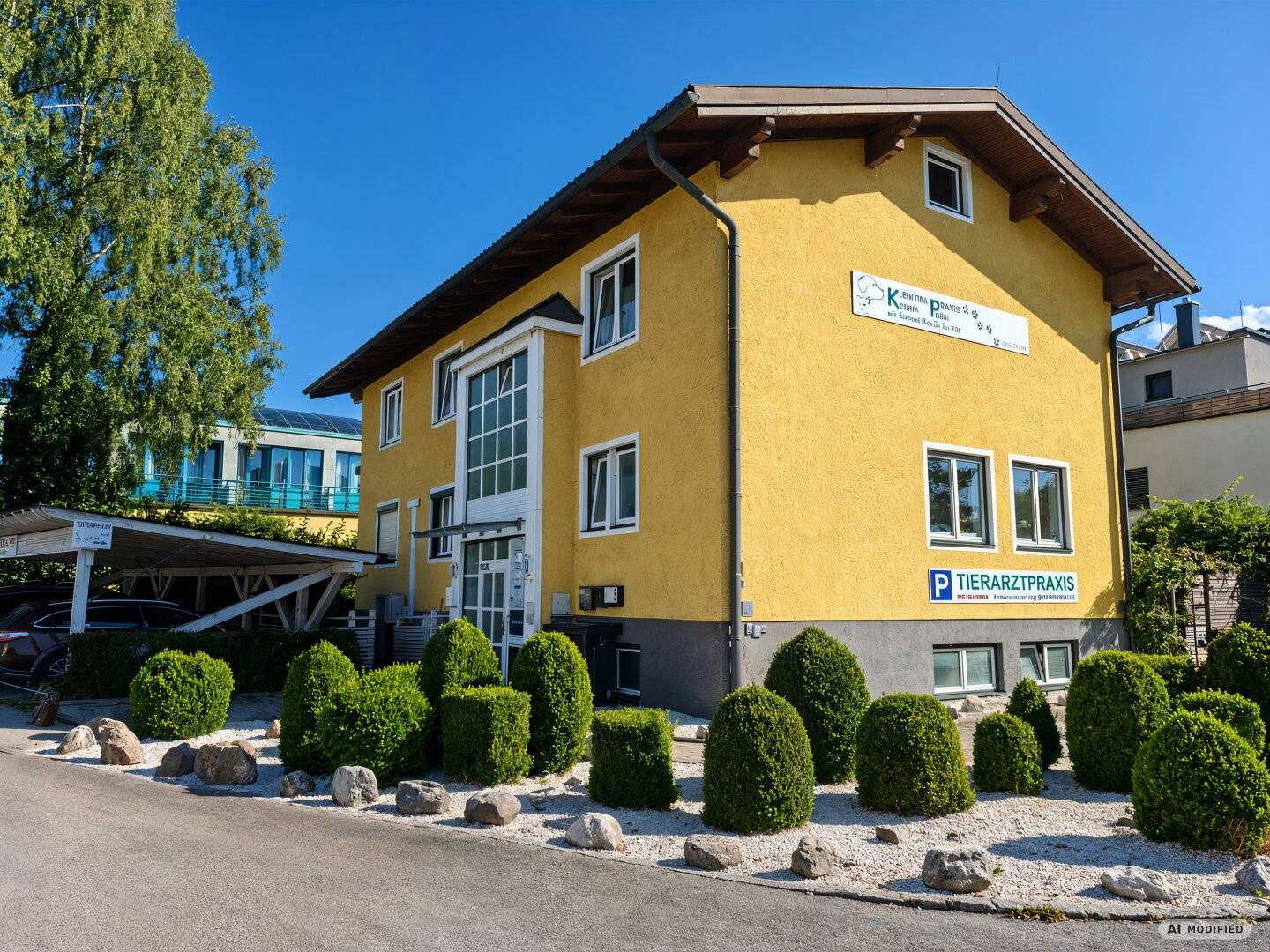 Well-maintained two-family house in Salzburg-Aigen with temporarily leased veterinary practice - purchase price on request