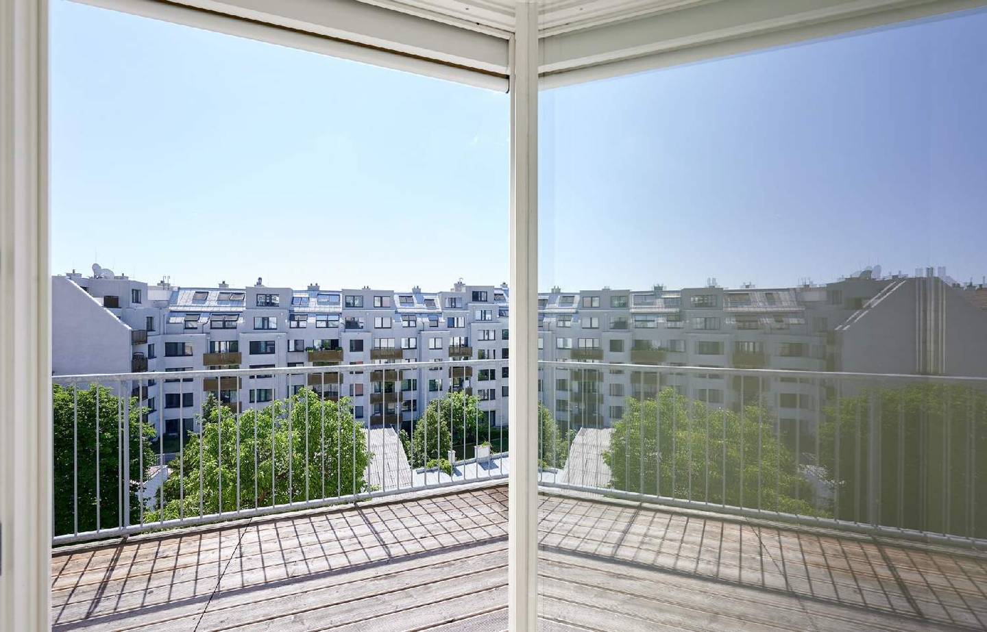 Dachgeschosswohnung with two terraces near Herderpark
