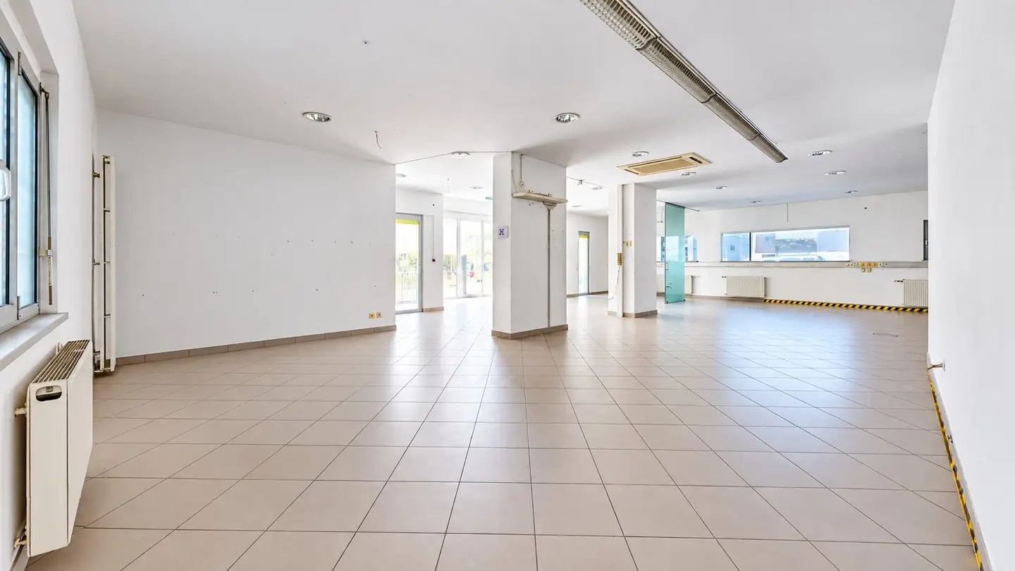236 m² Retail Premises plus 95 m² Cellar in Waidmannsdorf | Delivery Access &amp; 3D Tour