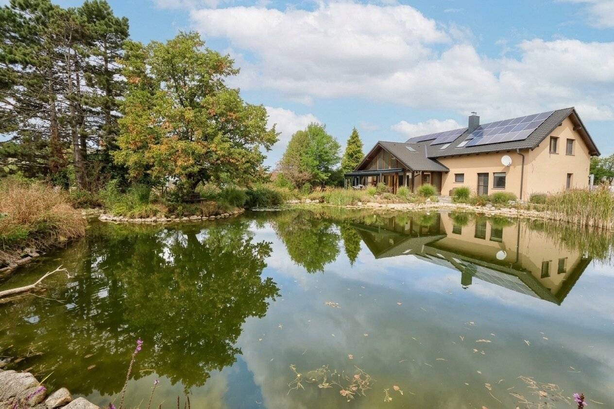 Living in the green with private pond - Spacious residential estate on almost 5,000 m²