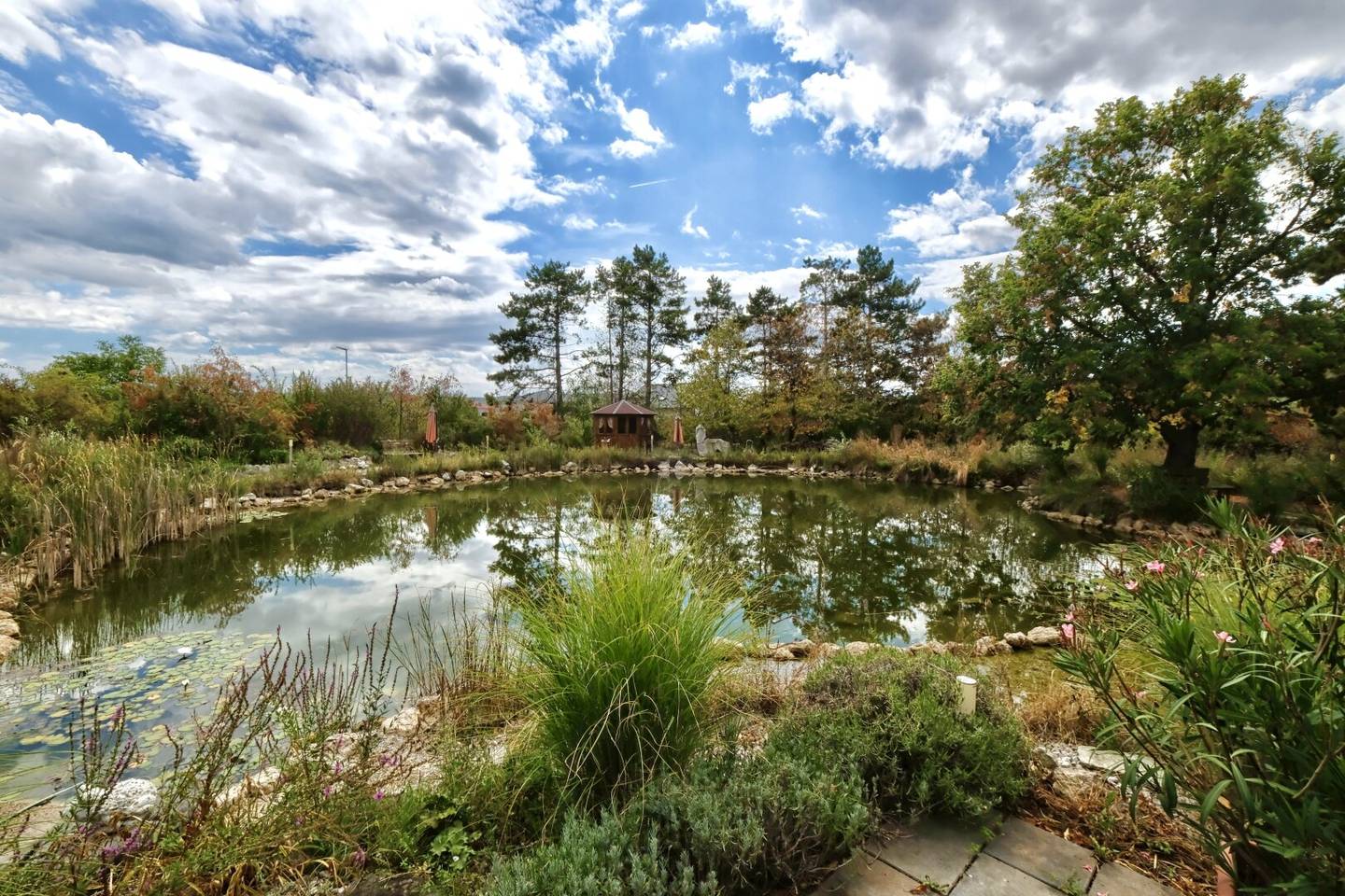 Living in the green with private pond - Spacious residential estate on almost 5,000 m²